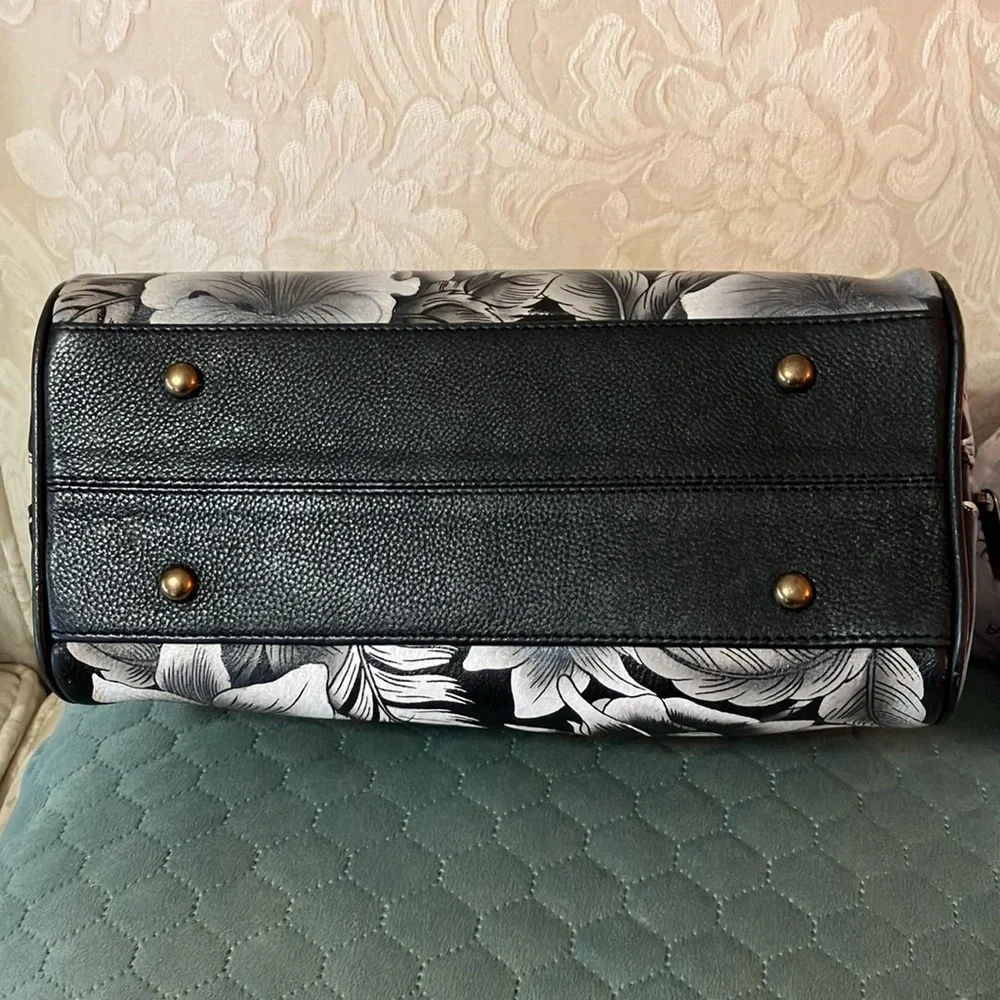 Anushka zip around satchel Cleopatra’s leopard - Picture 5 of 16